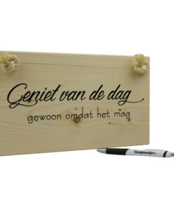 Tekst op hout - geniet van de dag