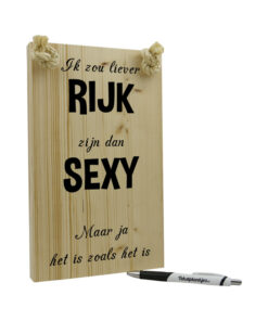 Tekst op hout - ik zou liever rijk zijn dan sexy
