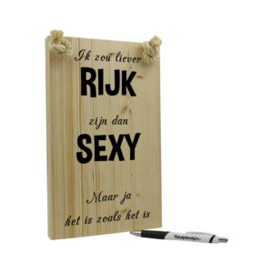Tekst op hout - ik zou liever rijk zijn dan sexy
