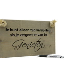 Tekst op hout - je kunt alleen tijd verspillen als je vergeet er van te genieten