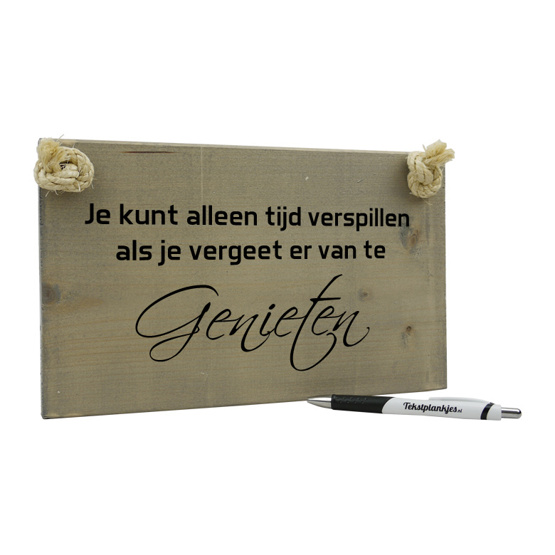 Tekst op hout - je kunt alleen tijd verspillen als je vergeet er van te genieten