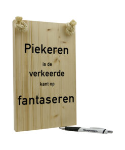 Tekst op hout - piekeren is de verkeerde kant op fantaseren