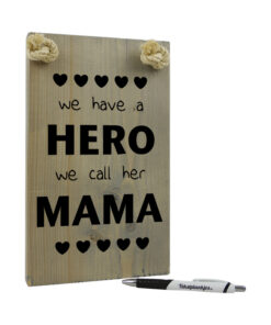 Tekst op hout we have a hero mama