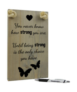 Tekst op hout - you never know how strong you are