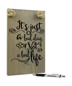 Tekst op hout: It’s just a bad day, not a bad life