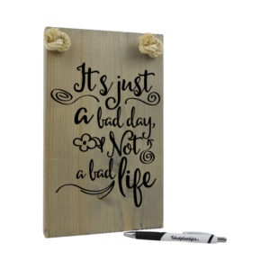 Tekst op hout: It’s just a bad day, not a bad life