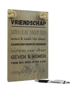 Tekst op hout: Vriendschap is...