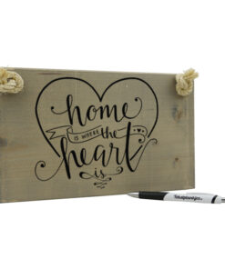 Tekst op hout: home is where the heart is