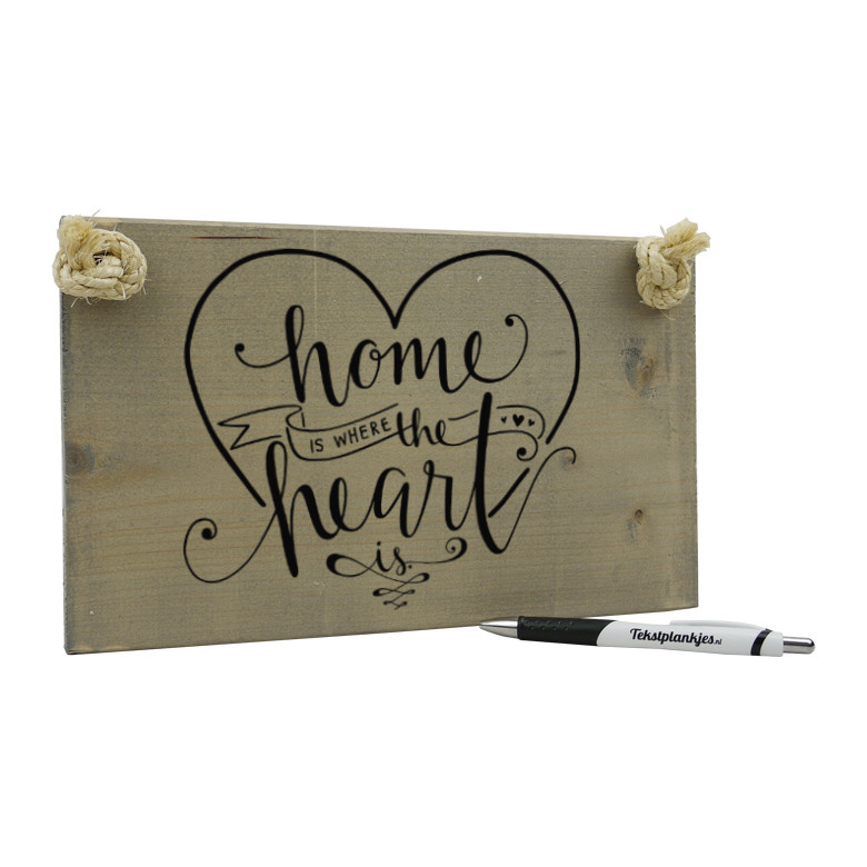 Tekst op hout: home is where the heart is