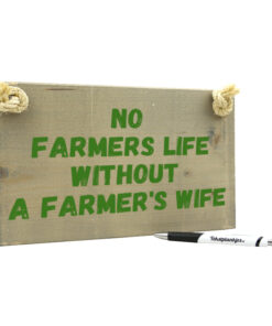 Tekst op hout: No farmers life without a farmers wife