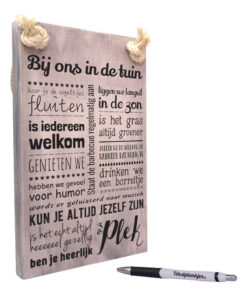 Tekst op hout bij ons in de tuin