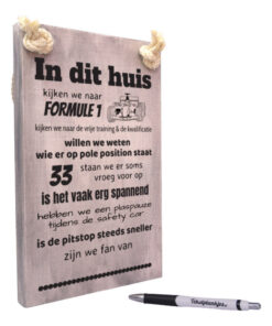 AF0058 - tekst op hout in dit huis kijken we naar formule 1 - vintage
