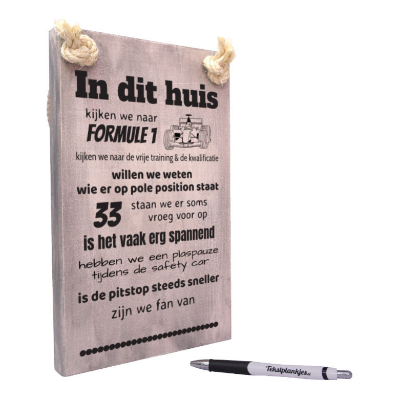 AF0058 - tekst op hout in dit huis kijken we naar formule 1 - vintage