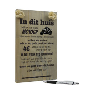 tekst op hout - origineel cadeau - verjaardagscadeau motogp - in dit huis kijken wij motogp