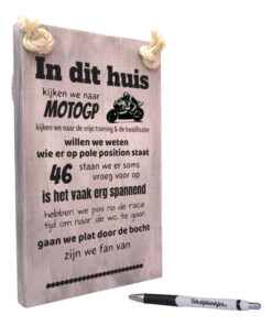 tekst op hout - origineel cadeau - verjaardagscadeau motogp - in dit huis kijken wij motogp