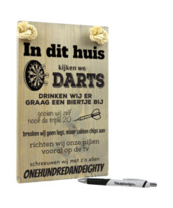 Tekst op hout - in dit huis kijken wij darts