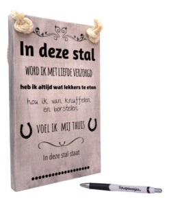 Tekst op hout - in deze stal