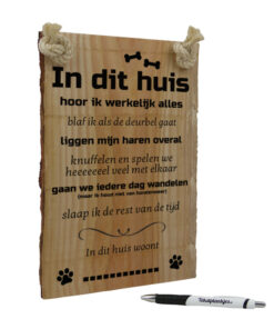 Tekst op hout - In dit huis woont een hond