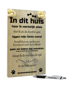 Tekst op hout - In dit huis woont een hond