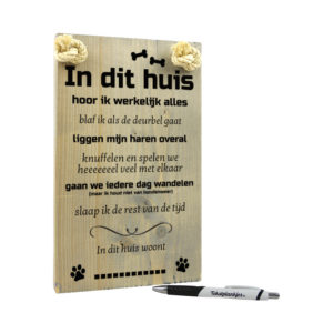 Tekst op hout - In dit huis woont een hond