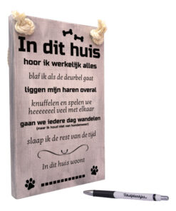Tekst op hout - In dit huis woont een hond