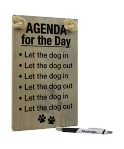 Tekst op hout - agenda for the day - let the dog in