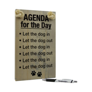 Tekst op hout - agenda for the day - let the dog in