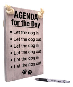 Tekst op hout - agenda for the day - let the dog in