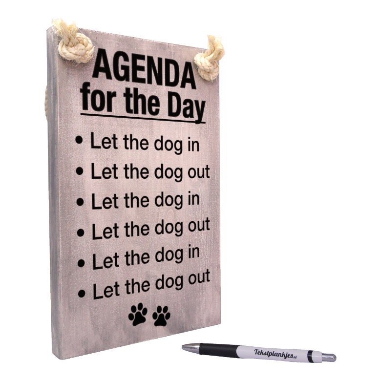 Tekst op hout - agenda for the day - let the dog in