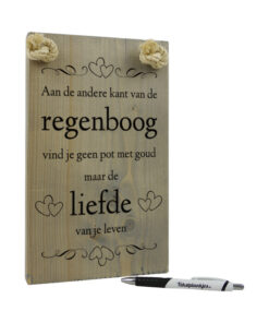 Tekst op hout - aan de andere kant van de regenboog