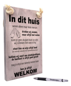 Tekst op hout - In dit huis drinken wij alcohol