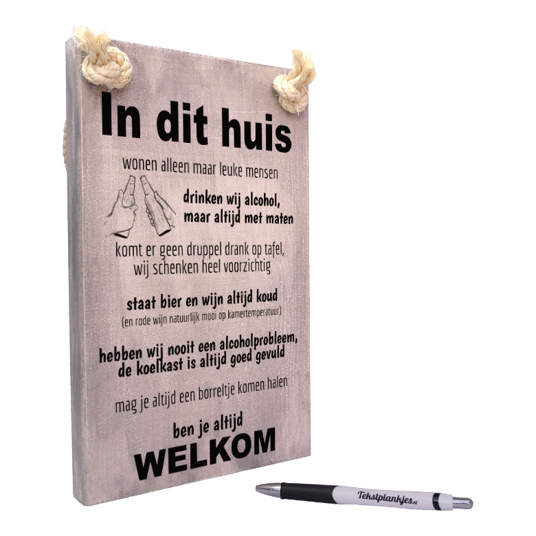 Tekst op hout - In dit huis drinken wij alcohol