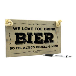 Tekst op hout tekstbord - we love toe drink bier