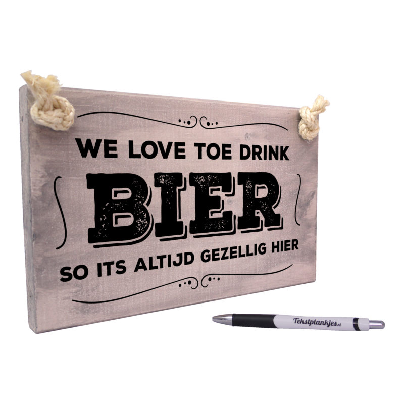 Tekst op hout tekstbord - we love toe drink bier