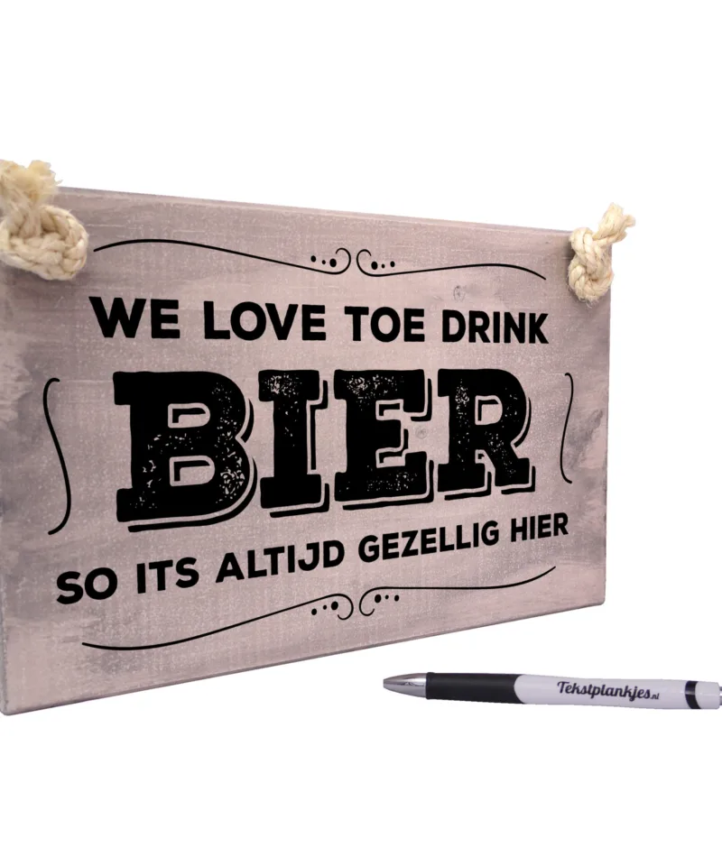 Tekst op hout tekstbord - we love toe drink bier