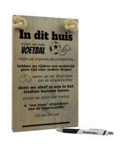 Tekst op hout tekstbord - in dit huis kijken wij voetbal