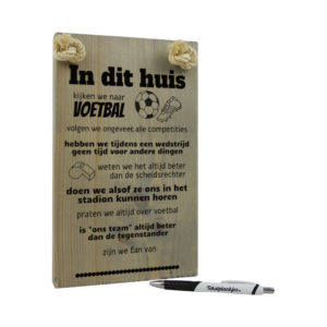 Tekst op hout tekstbord - in dit huis kijken wij voetbal