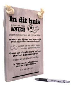Tekst op hout tekstbord - in dit huis kijken wij voetbal