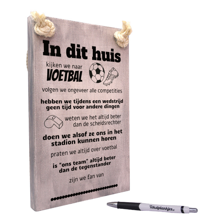 Tekst op hout tekstbord - in dit huis kijken wij voetbal