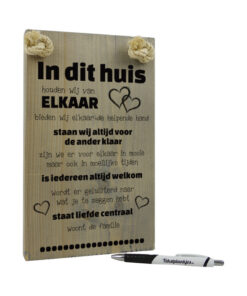 Tekst op hout tekstbord - in dit huis houden wij van elkaar