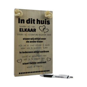 Tekst op hout tekstbord - in dit huis houden wij van elkaar