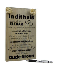 Tekst op hout tekstbord - in dit huis houden wij van elkaar