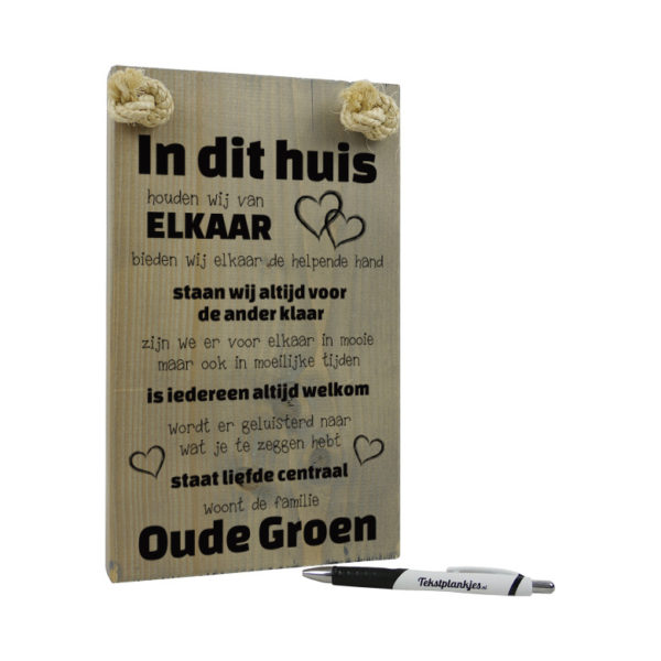 Tekst op hout tekstbord - in dit huis houden wij van elkaar