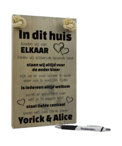 Tekst op hout tekstbord - in dit huis houden wij van elkaar