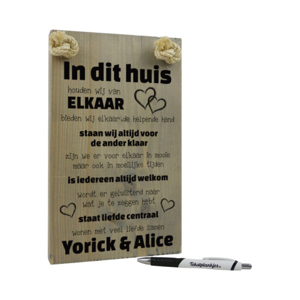 Tekst op hout tekstbord - in dit huis houden wij van elkaar