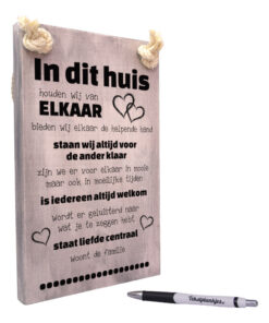 Tekst op hout tekstbord - in dit huis houden wij van elkaar