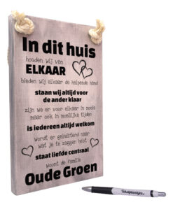 Tekst op hout tekstbord - in dit huis houden wij van elkaar