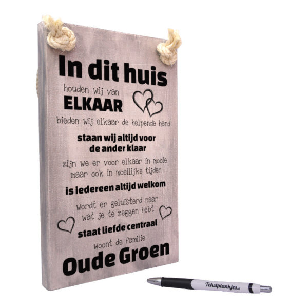 Tekst op hout tekstbord - in dit huis houden wij van elkaar