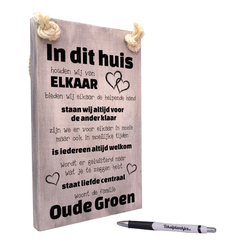 Tekst Op Hout In Dit Huis Houden Wij Van Elkaar Met Persoonlijk Tintje