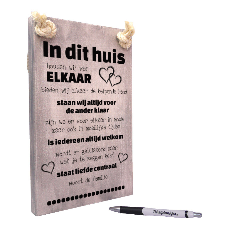 Tekst op hout tekstbord - in dit huis houden wij van elkaar